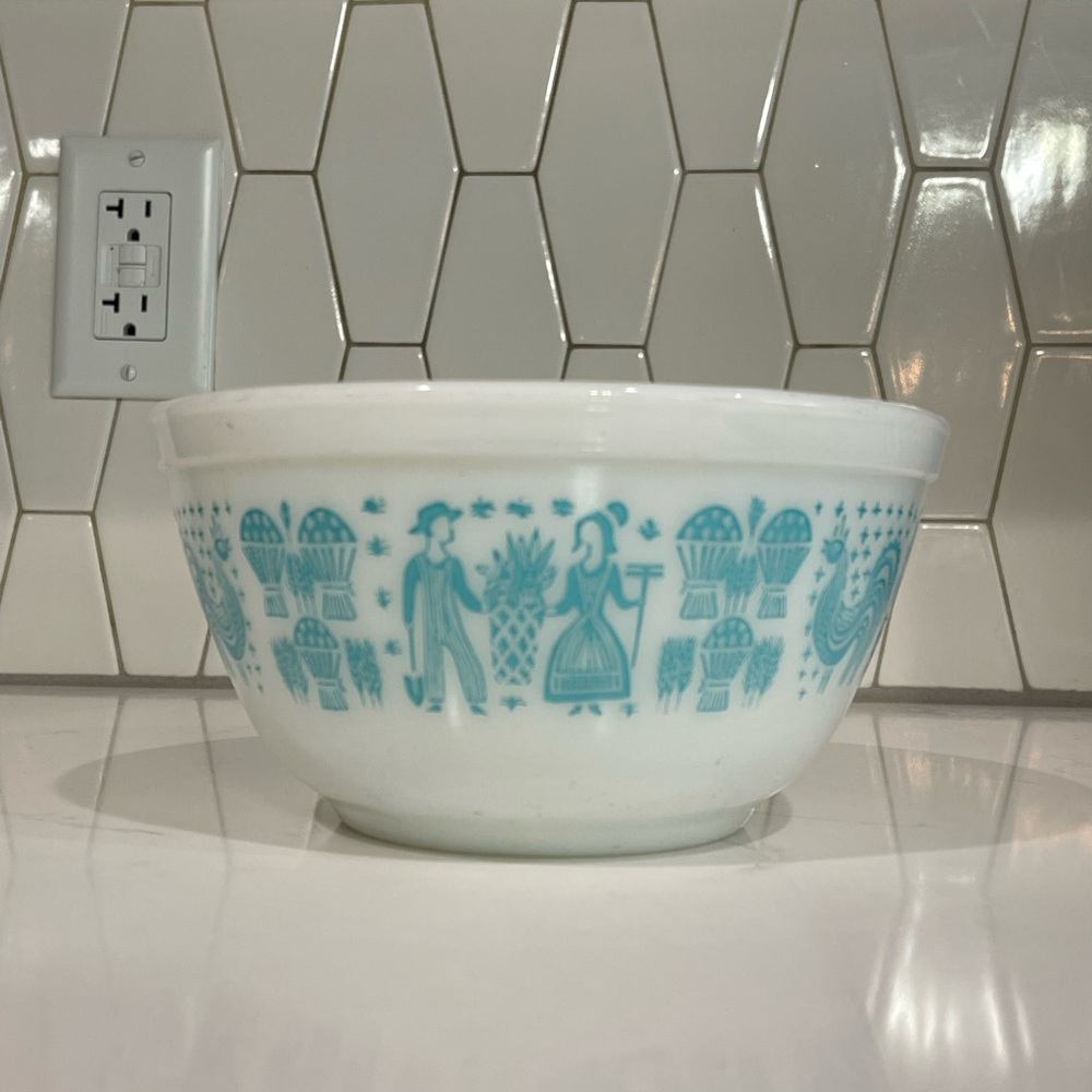 Vintage Pyrex Amish Butterprint bowl